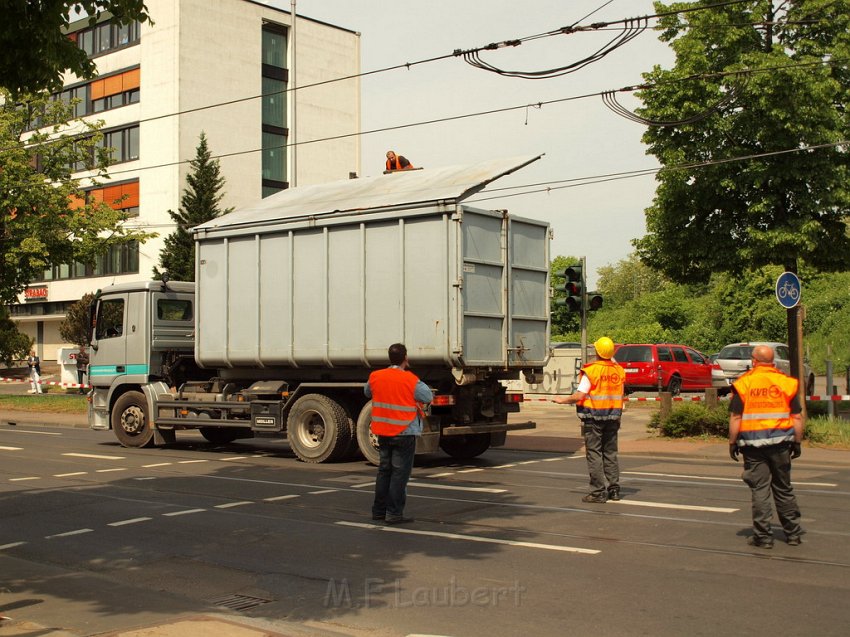 LKW riss Oberleitung ab Koeln Deutz Am Schnellert Siegburgerstr P117.JPG